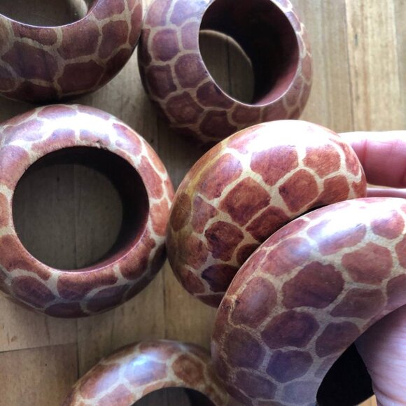 Set of 6 Wooden Vintage Napkin Rings Holders Natural Wood Animal Pattern Giraffe - Picture 1 of 8